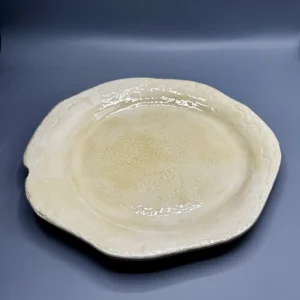 Inspired by the mist-covered rainforests of Kauaʻi — host to one of the wettest places on earth — this softly irregular plate reflects the island’s quiet atmosphere and hidden emotional landscape.
