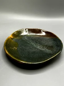 Inspired by the mist-covered wilderness of the Alakaʻi Swamp on Kauaʻi, this small plate reflects the quiet atmosphere of one of the oldest and wettest forests on earth — a place where emotions hid…