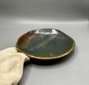 Inspired by the mist-covered wilderness of the Alakaʻi Swamp on Kauaʻi, this small plate reflects the quiet atmosphere of one of the oldest and wettest forests on earth — a place where emotions hid… (view 4 of 4)